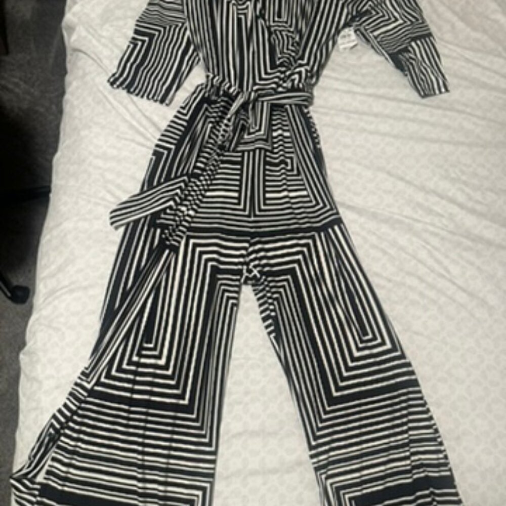 Women's Printed Black and White V-Neck Long Sleeve Jumpsuit - Picture 4 of 7